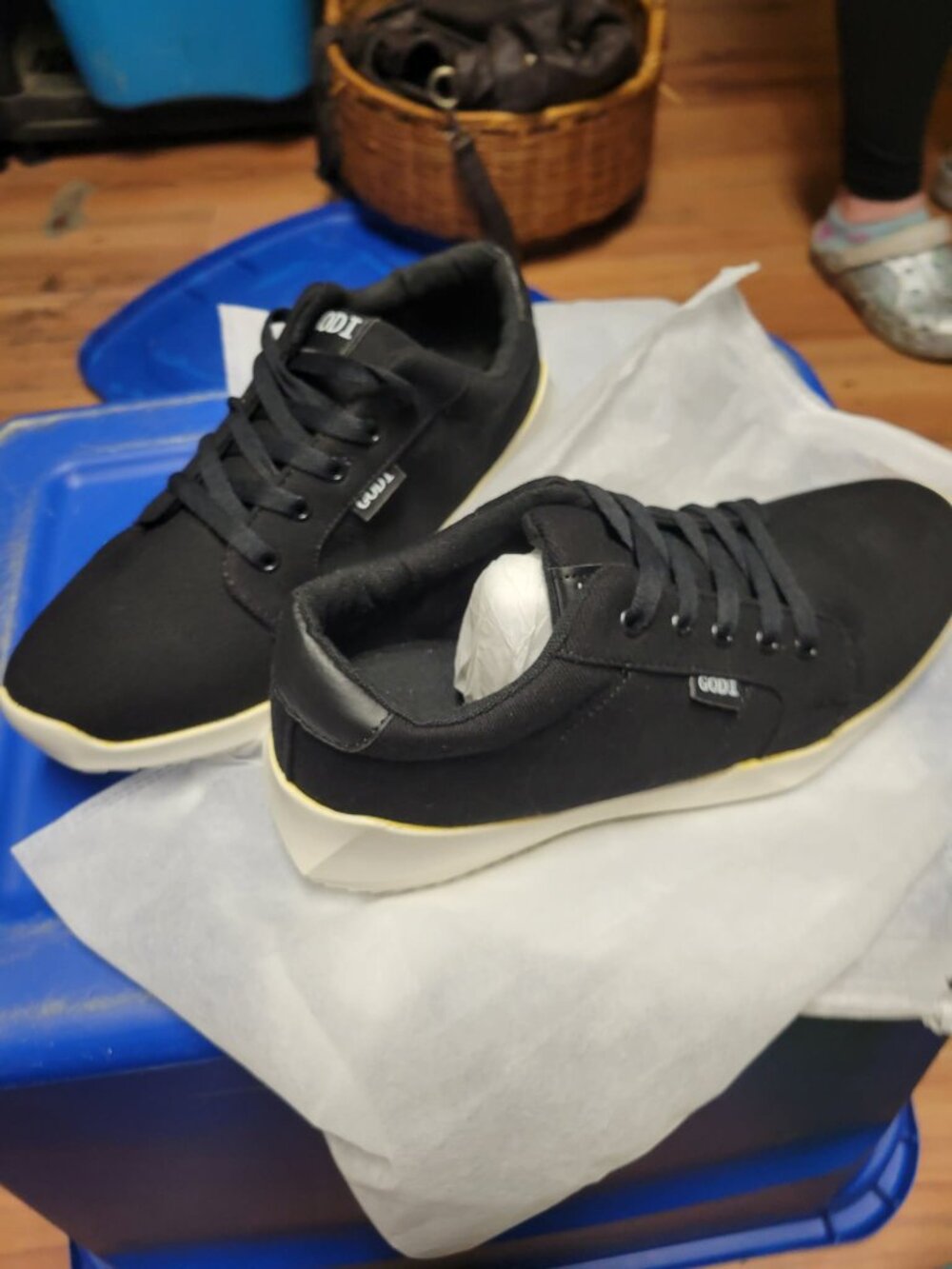 Godi Women & Mens Sneakers Size 8 men & 9.5 Women New With Dust Bag